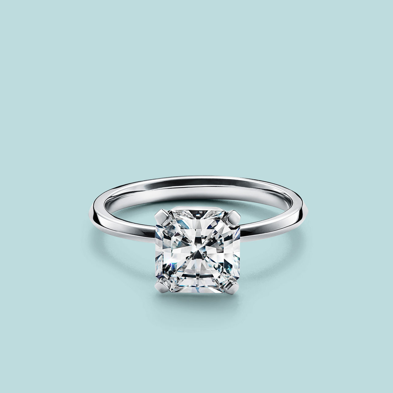 Ring med kvadratisk diamant satt lavt og tett omsluttet av metall