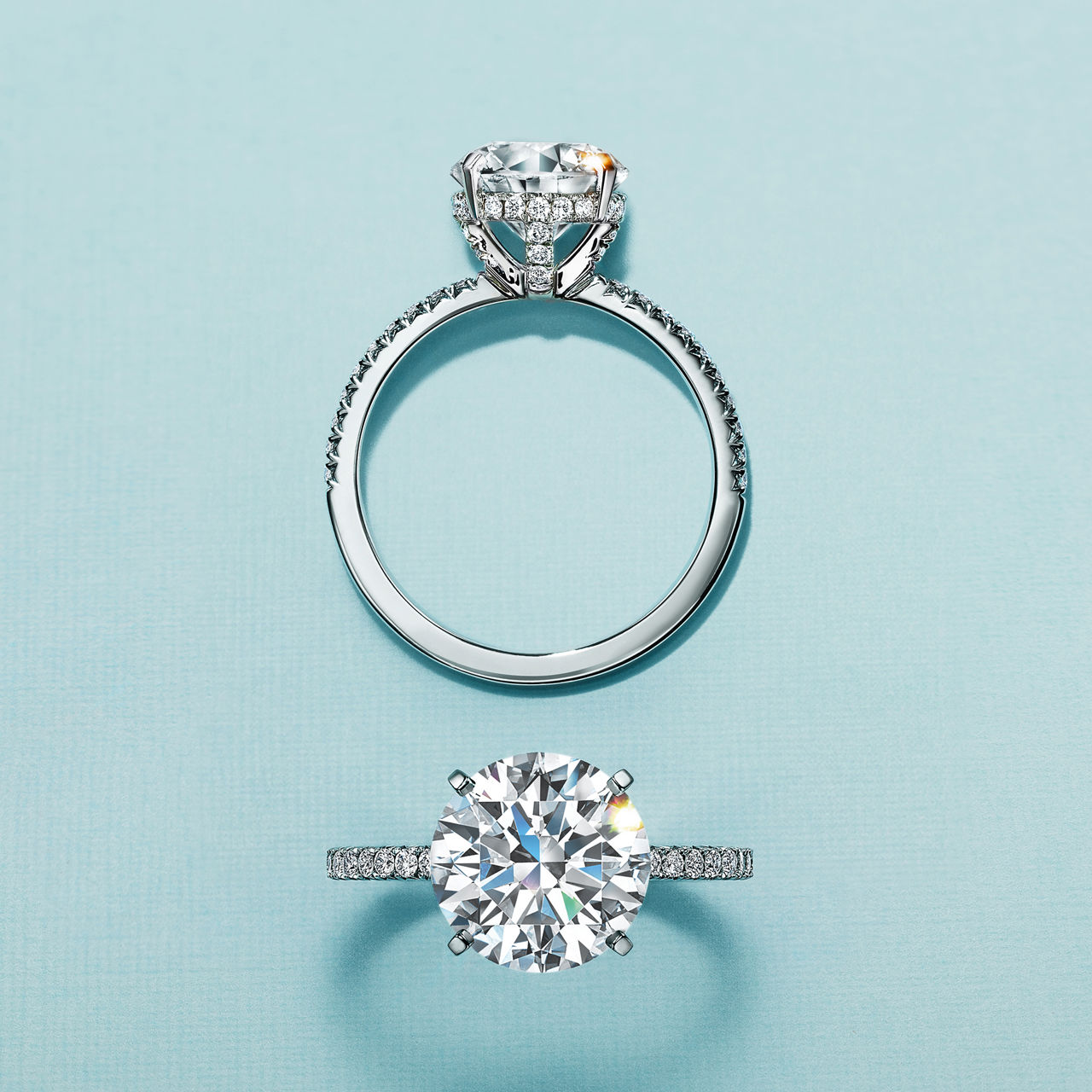 Ringen Astrid — rund brilliant med pavésatt skinne, sett fra siden og ovenfra