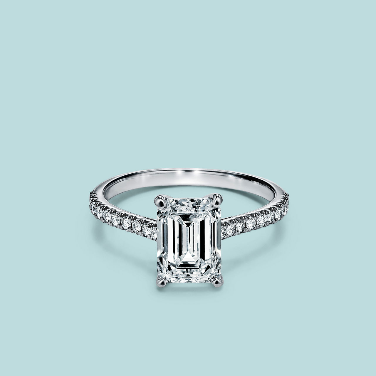 Ringen Sofie — smaragdslipt diamant i platina med pavésatt skinne